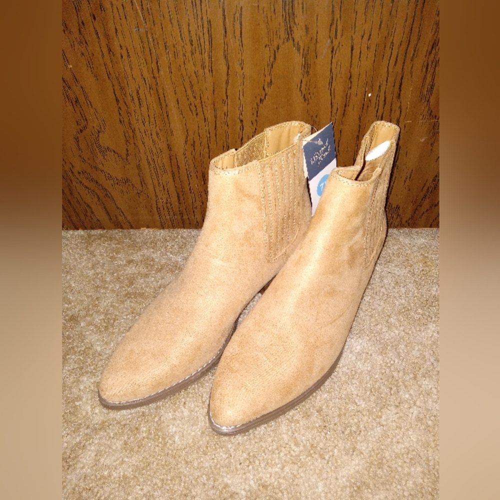 Universal Thread Tan boots